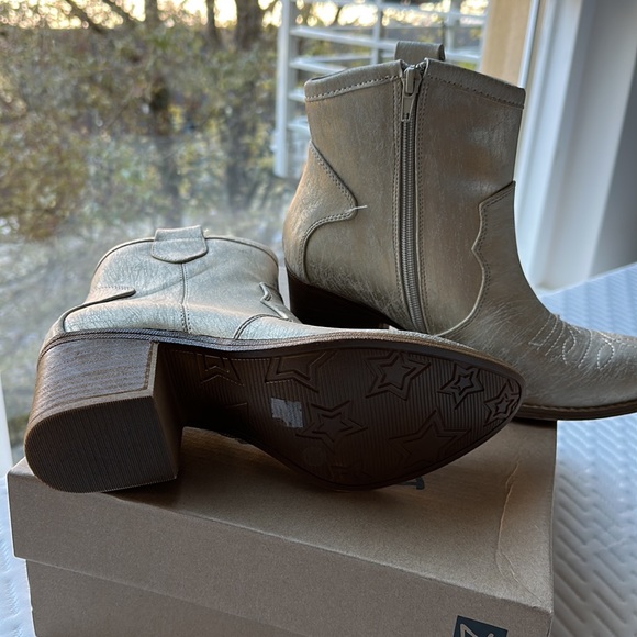 NWT Dirty Laundry metallic bootie. Size 8. - Picture 3 of 3